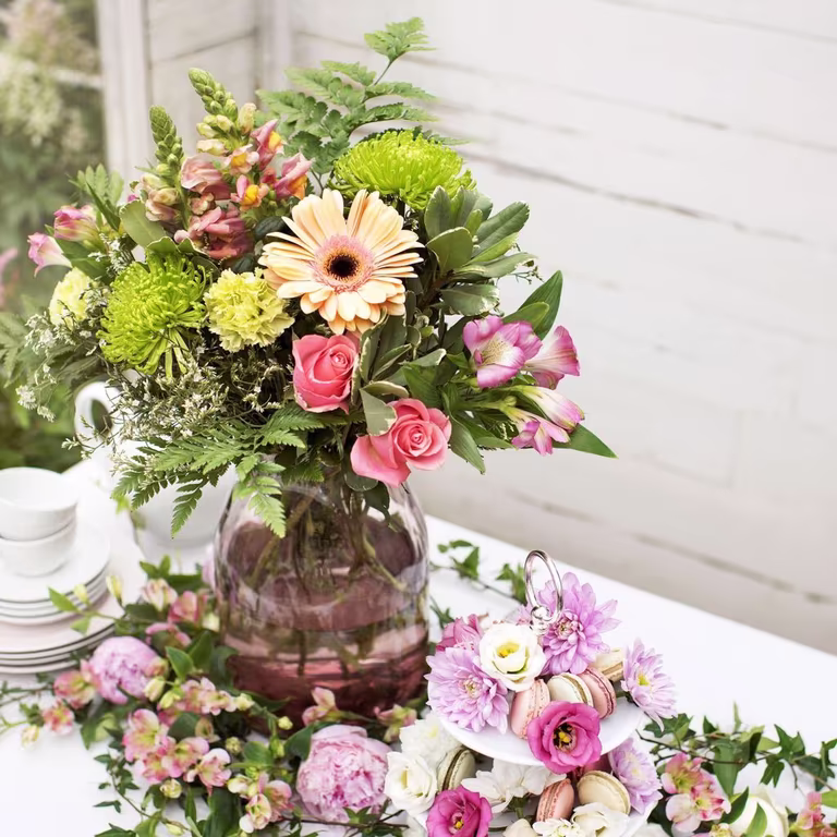 Decorate with flowers at summer parties
