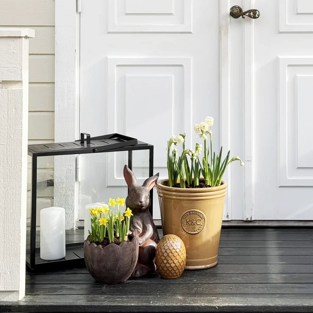 Decorate your entrance for Easter – Three styles on three budgets