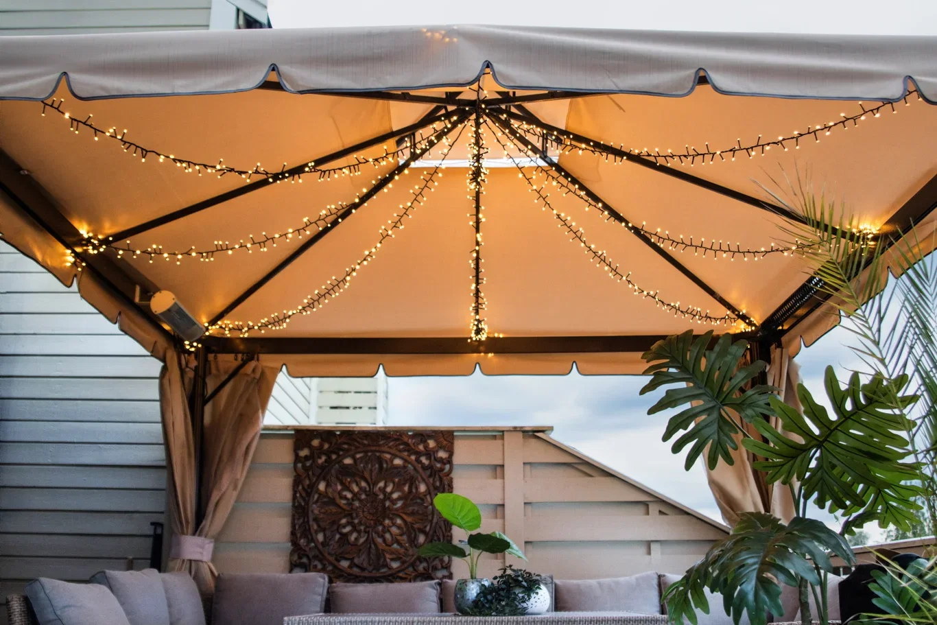 Light chain for pavilion and Christmas tree